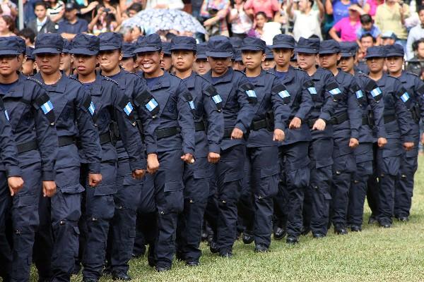 Nuevos agentes de la  Policía Nacional Civil, durante  la graduación de la XXII promoción.