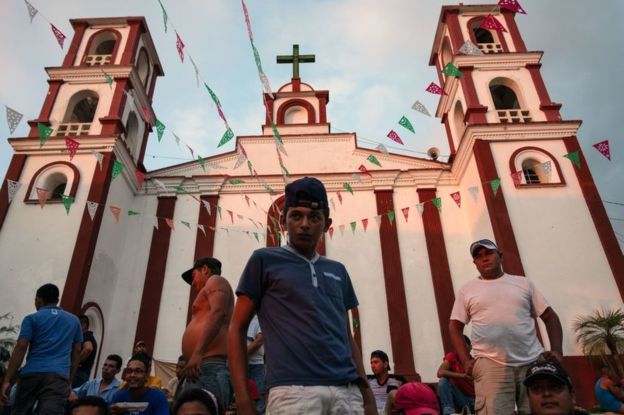 Uno de los migrantes hondureños que hace parte de la caravana que intenta llegar a Estados Unidos espera en la plaza de Pijijiapan, en el sur de México, poder continuar con su viaje hacia el norte de México. GETTY IMAGES