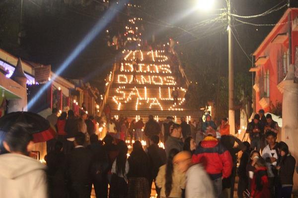 Las gradas del Calvario de Cobán  han sido iluminadas con veladoras  por 14 años consecutivas. (Foto Prensa Libre: Ángel Martín Tax).