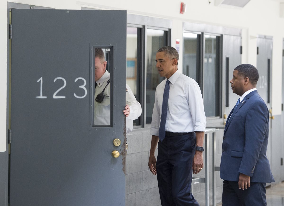 Barack Obama visitó las celdas de la prisión. (Foto Prensa Libre: AFP).