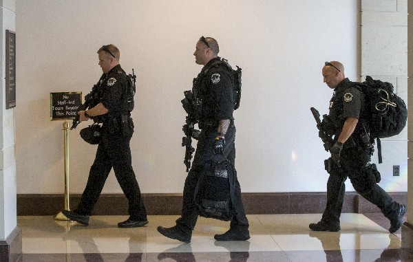 La Policía del Congreso ingresa durante la amenaza de una balacera. (Foto Prensa Libre: AP)