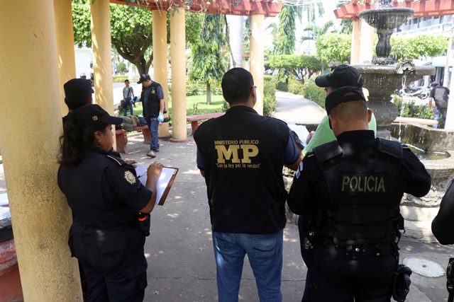 Fiscales del Ministerio Público inspeccionan escena en que falleció hombre. (Foto Prensa Libre: Rolando Miranda)