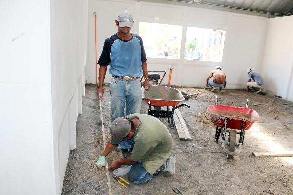 Empleados  trabajan en la construcción de clínicas, en Puerto Barrios, Izabal.