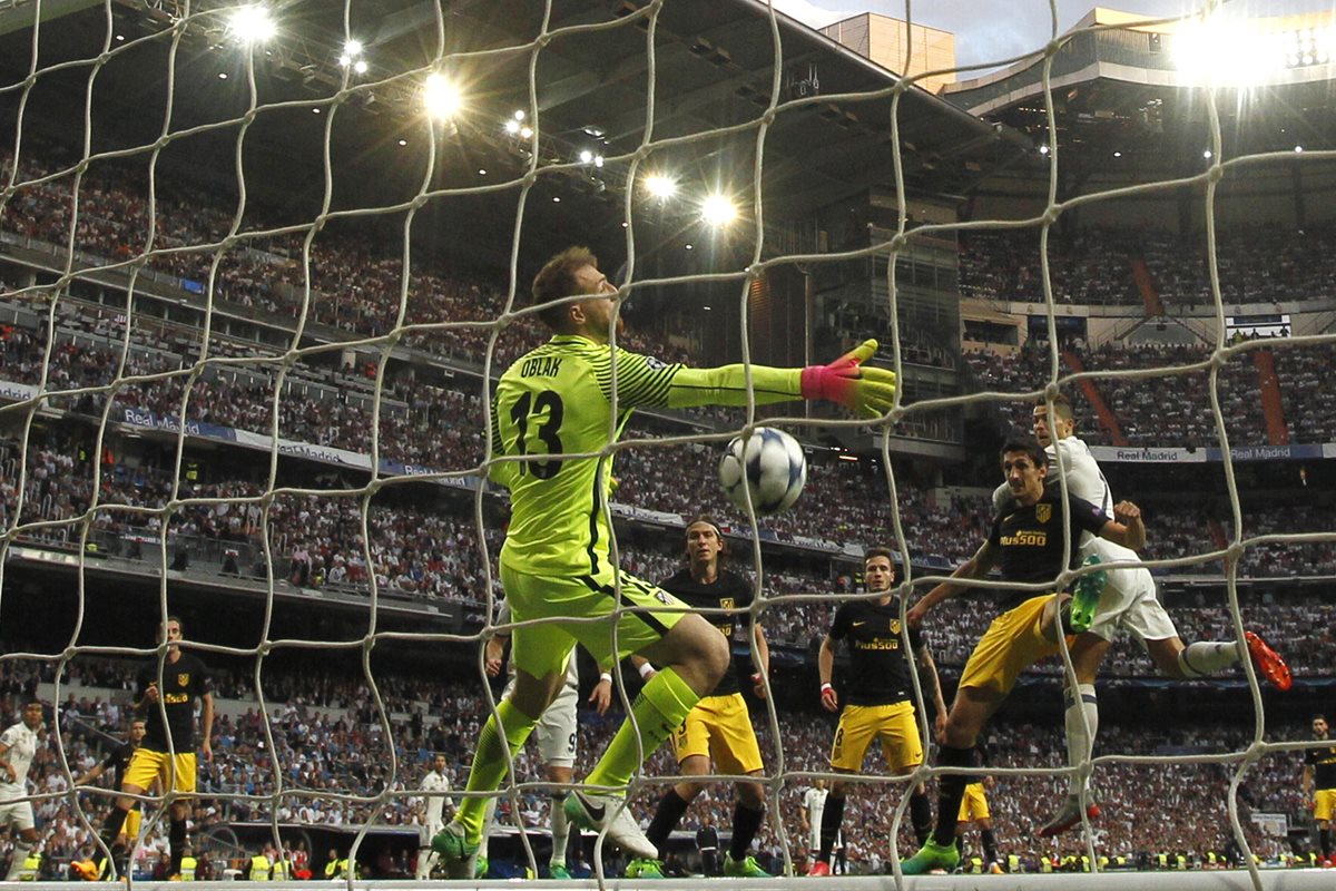 Ronaldo ha cabeceado y la pelota se dirige al fondo de la portería del Atlético.