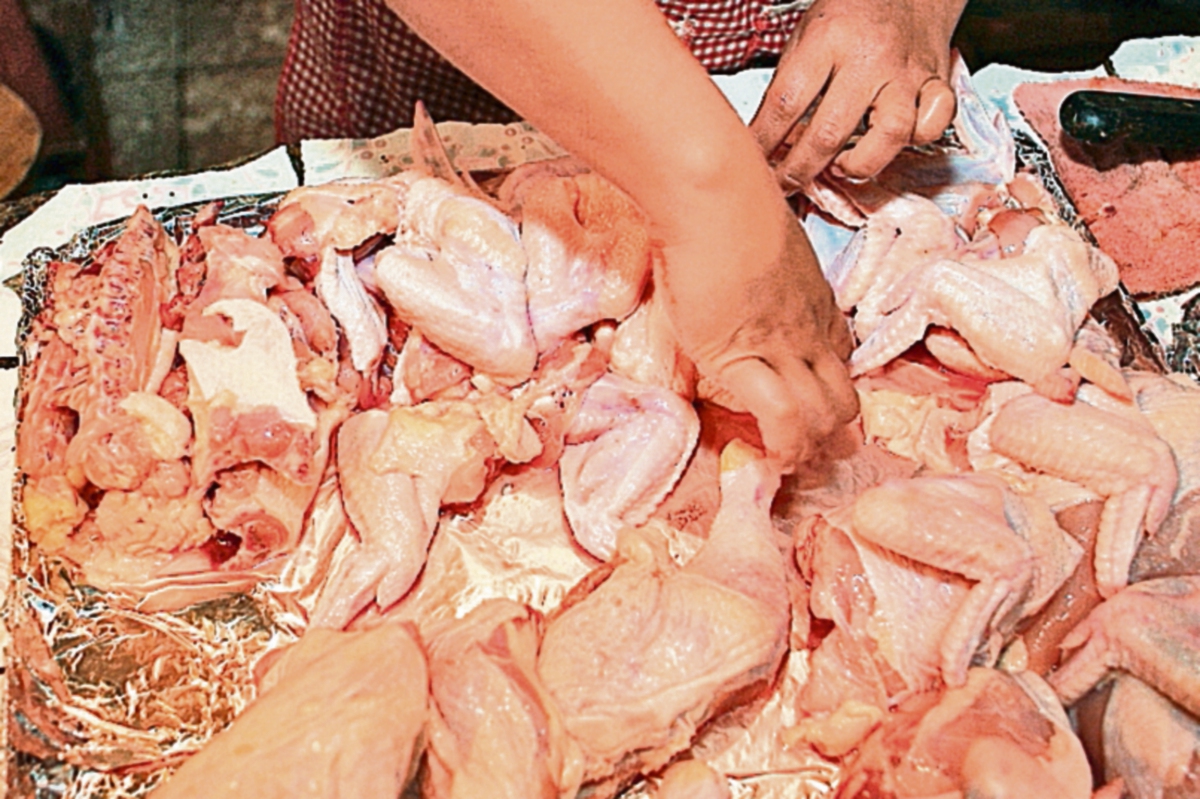 Autoridades reiteraron ayer la regulación para la importación de piezas de pollo al mercado nacional. (Foto Prensa Libre: Oscar Estrada)