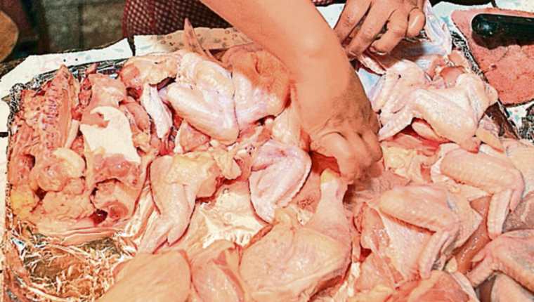 Autoridades reiteraron ayer la regulación para la importación de piezas de pollo al mercado nacional.