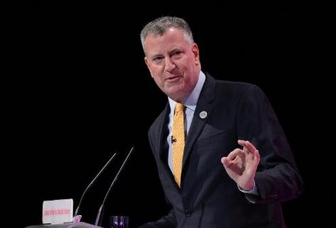 El alcalde de Nueva York, Bill de Blasio, en Manchester. (Foto Prensa Libre: AFP)