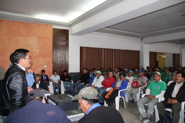 Trabajadores de la comuna de Antigua Guatemala, en la asamblea en la que denunciaron el impago de sueldos, bonos y horas extras.