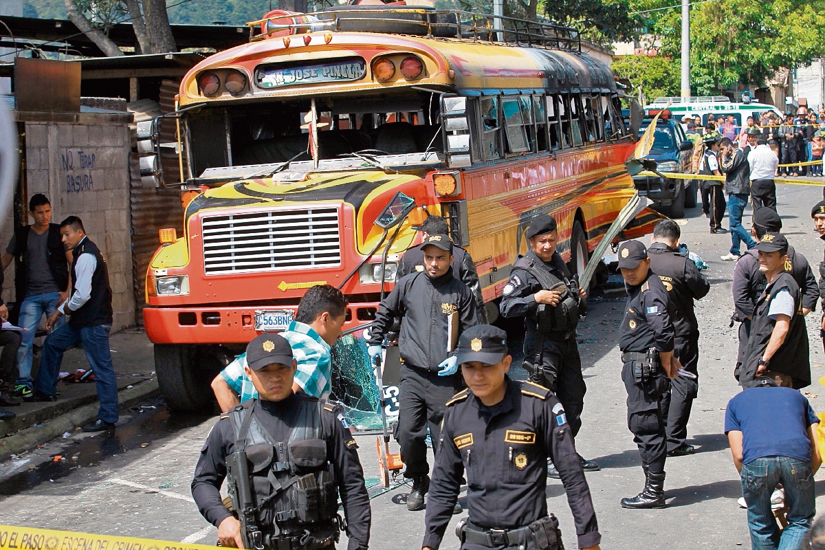 Policías resguardaban el lugar donde explotó una bomba casera dentro de un bus, el 6 de marzo último en San José Pinula. (Foto Prensa Libre: Hemeroteca PL)