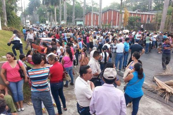 Padres de familia y maestros bloquean el paso en la calzada Las Palmas, Retalhuleu, para exigir recursos. (Foto Prensa Libre: Rolando Miranda)