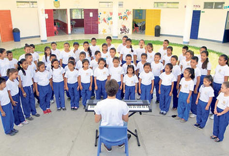 El maestro Abrham Luis Paula, cubano, dirige al coro de la escuela que participará en el festival del 5 de septiembre.