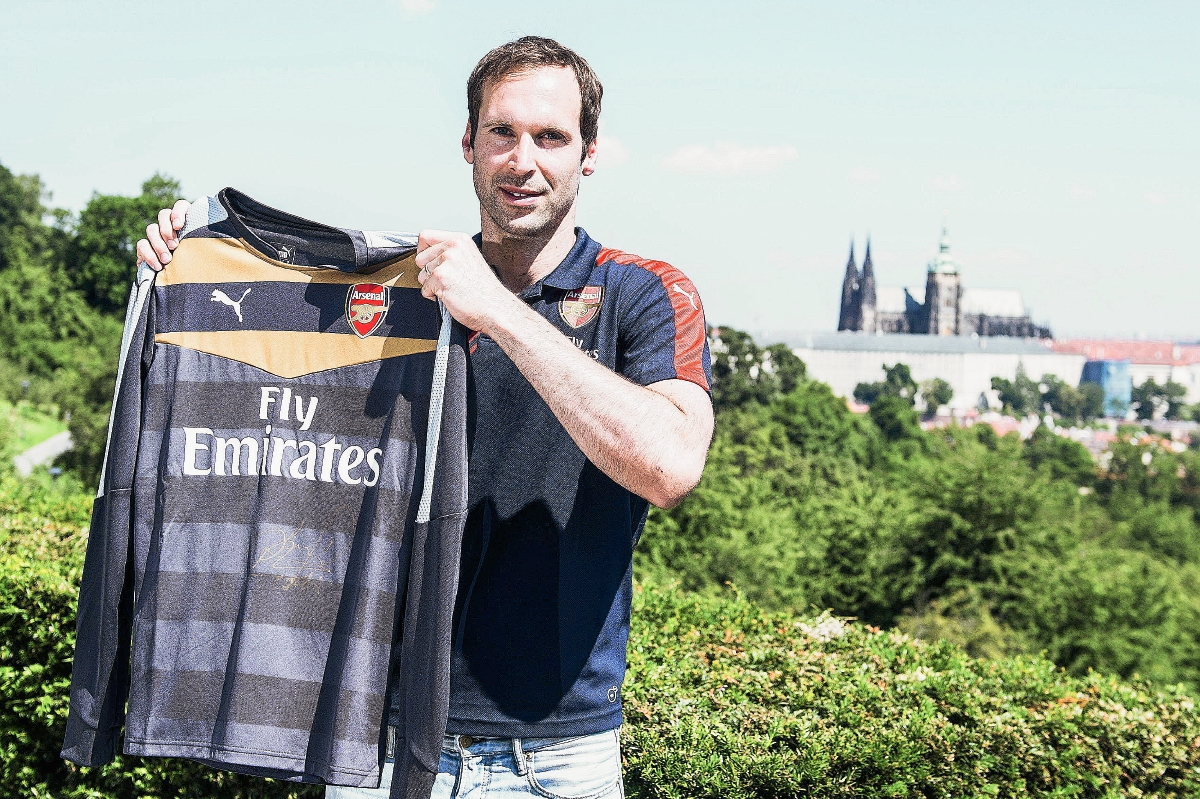 El portero del Arsenal Petr Cech posa con la camiseta de su nuevo equipo tras comparecer en rueda de prensa en Praga. (Foto Prensa Libre: EFE)
