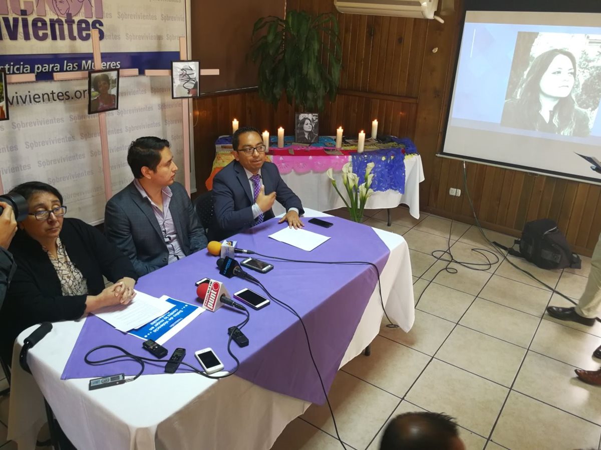 Representantes de Fundación Sobrevivientes y novio de Gabriela Barrios, en conferencia de prensa luego de captura de Emerson Marroquín. (Foto Prensa Libre: Esbin García)