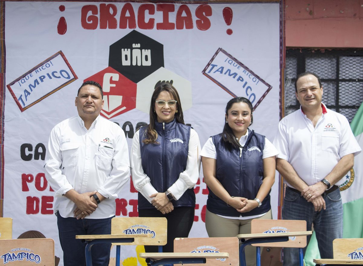 El coordinador del Programa Escolar de la Fundación Castillo Córdova, Fredy Hernández; la gerente de categoría de bebidas refrescantes, Ingrid Hernández; la gerente regional de Tampico, Bárbara Mendoza, y el gerente general de la Fundación Castillo Córdova, Andrés Porras, entregaron escritorios. (Foto Prensa Libre: EFE)