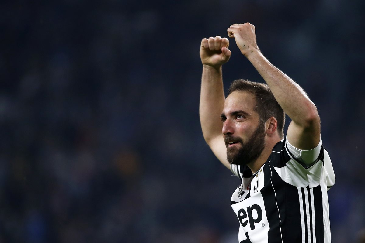 El delantero argentino Gonzalo Higuaín marcó un doblete el fin de semana en la victoria de la Juventus contra el Chievo Verona. (Foto Prensa Libre: AFP)