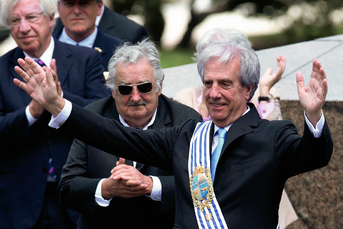 El presidente de Uruguay, José Mujica, saluda a los asistentes a la ceremonia de cambio de mando, atras, el mandatario saliente José Mujica quien salió con más del 60% de popularidad.  (Foto Prensa Libre: AP)
