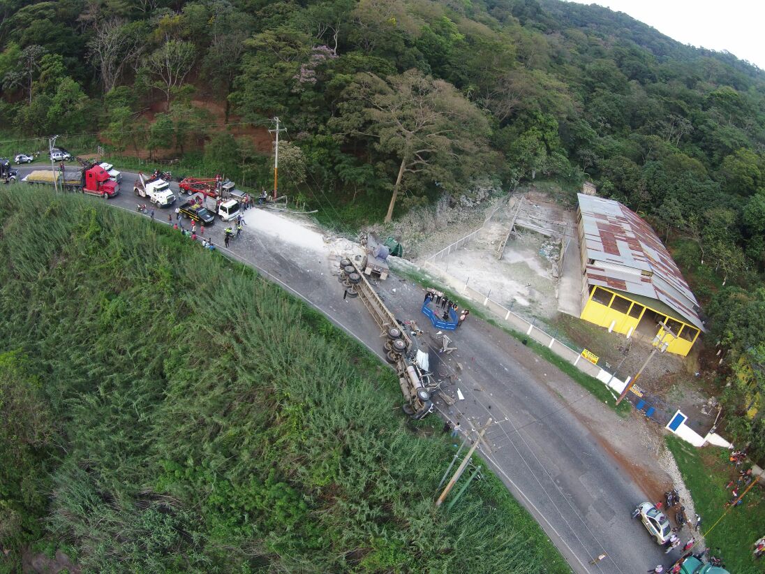 Panorámica del accidente en el km 46, ruta de Palín hacia Escuintla. (Foto Prensa Libre: Enrique Paredes)