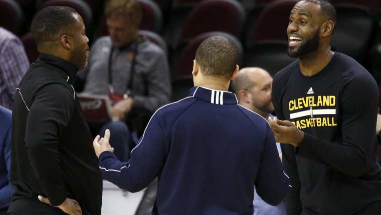 El pívot de los Cleveland Cavaliers, LeBron James (d) conversa con su entrenador Tyronn Lue (c) durante el entrenamiento del equipo en el Quicken Loans Arena de Cleveland, Ohio. (Foto Prensa Libre: EFE)