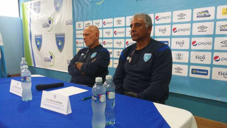 Claverí (izquierda) y Gardiner en conferencia de prensa en la Federación de Futbol (Fedefut) (Foto Prensa Libre: Jorge Ovalle)