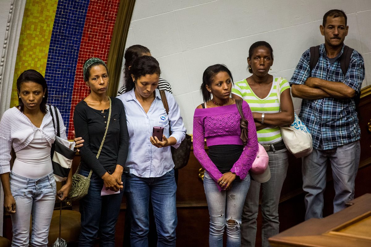 Un grupo de familiares de las víctimas de los sucesos de Barlovento asisten a una sesión de la Asamblea Nacional el martes último. (Foto Prensa Libre: EFE).