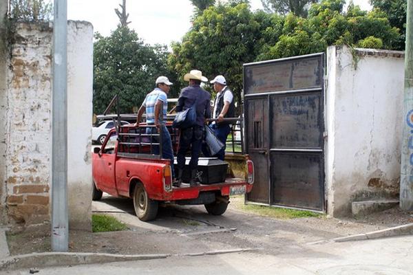 Familiares ingresan el cuerpo de Gerónimo Hernandez a la morgue del Inacif en Jalapa. (Foto Prensa Libre: Hugo Oliva).