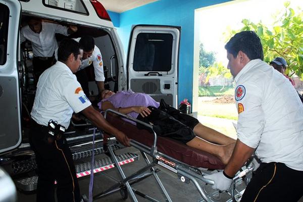 Heridos son trasladados al hospital de Retalhuleu (Foto Prensa Libre: ROLANDO MIRANDA).  