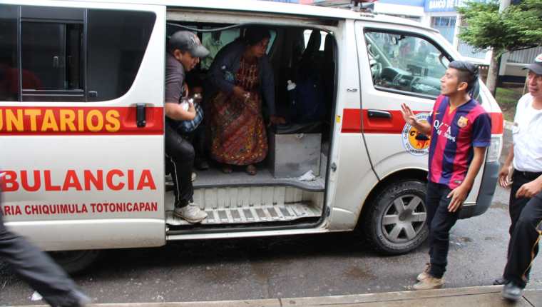 Socorristas trasladan a varios de los heridos al Hospital Nacional de Totonicapán. (Foto Prensa Libre: Édgar Domínguez)