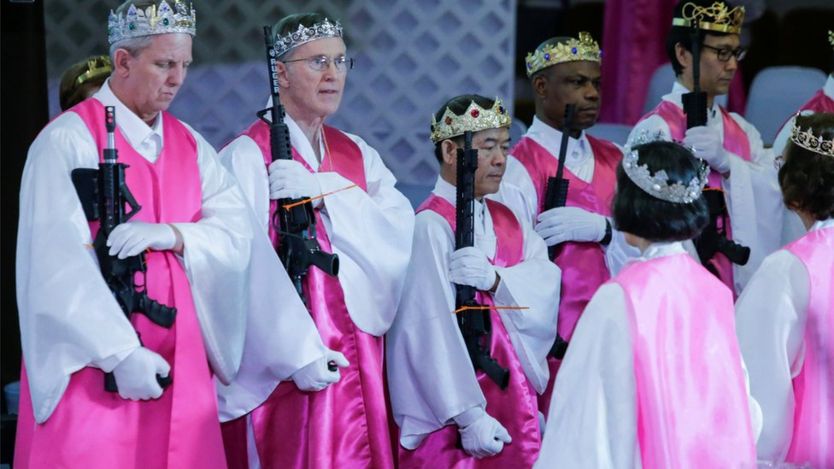La iglesia cree en el derecho divino a que las personas vayan armadas, ya que considera que las armas representan la "vara de hierro" citada en el libro del Apocalipsis. REUTERS