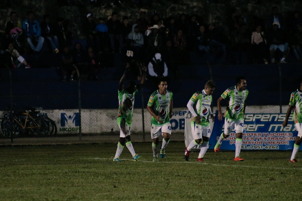Roberto Carlo Peña anotó el único gol del partido para Antigua GFC. (Foto Prensa Libre: Eduardo Sam)