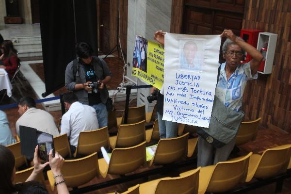 Carteles de protesta por la forma en que el Ministerio Público acusó al médico Wilfred Stokes fueron exhibidos   durante  la intervención del fiscal Francisco Quiñónez, previo a la entrevista de la Fiscal General.