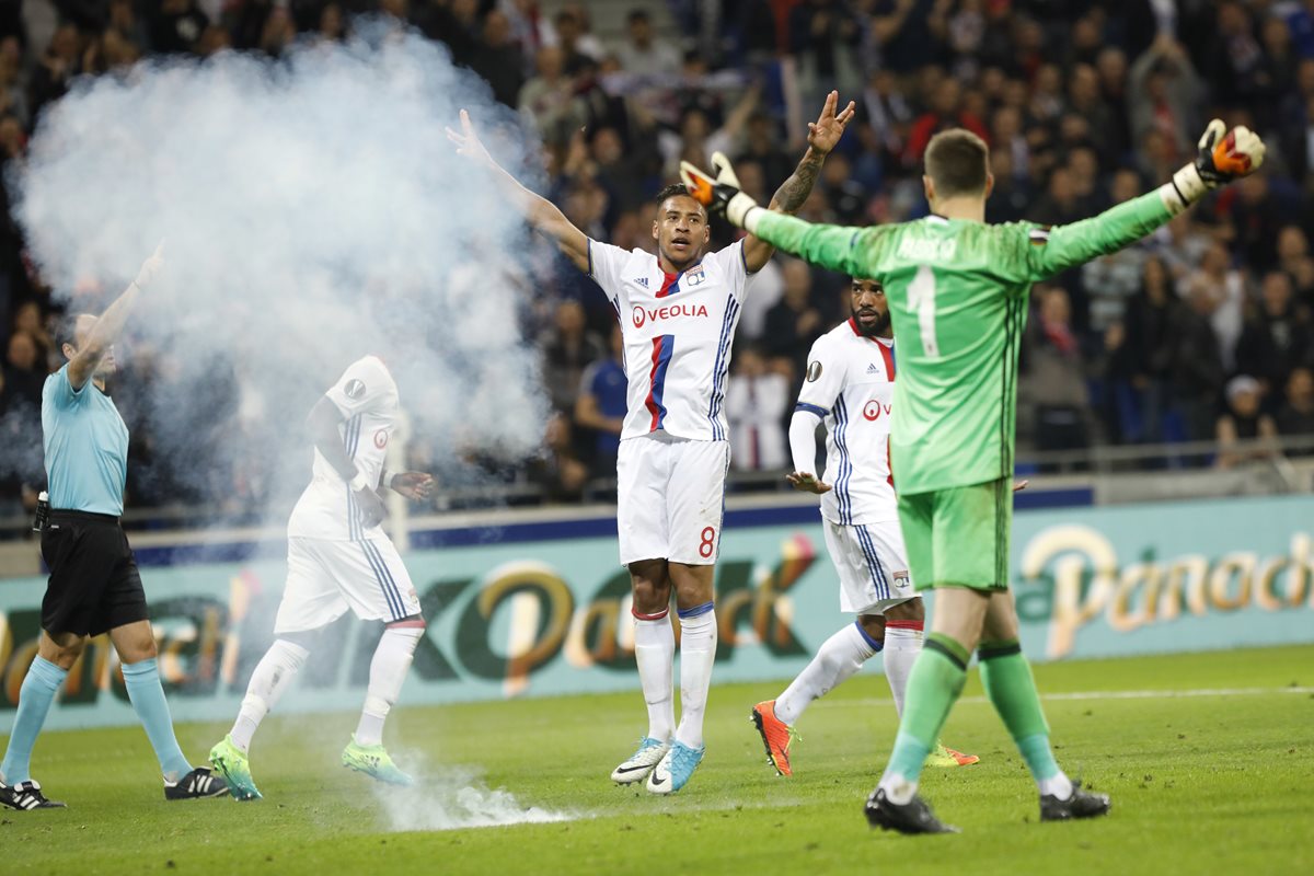 Mientras Corentin Tolisso del Lyon festejaba un gol frente al Besiktas, aficionados lanzaron objetos a la canchas. (Foto Prensa Libre: AP)