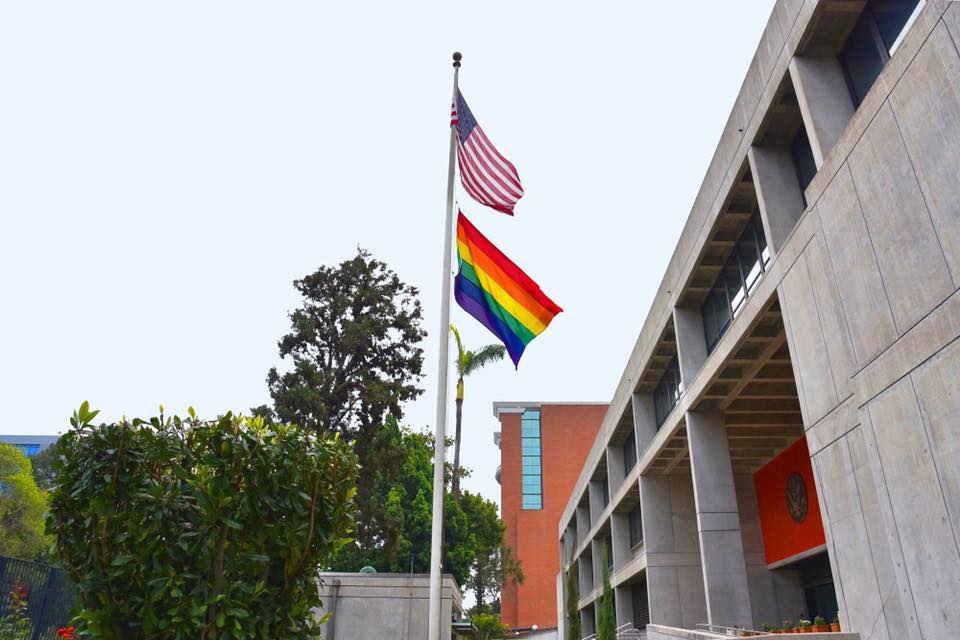 Bandera gay junto a la bandera de Estados Unidos en la embajada de ese país en Guatemala. (Foto Prensa Libre: GayGuatemala Web).