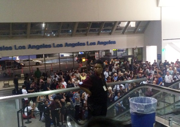 Pasajeros esperan mientras eran reevaluados por la seguridad en el Aeropuerto de Los Ángeles. (Foto Prensa Libre: AP)