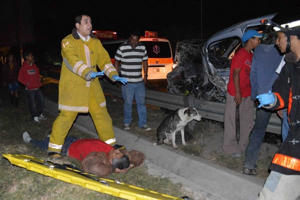 Un percance se produjo en la carretera que atraviesa la localidad luego que horas de la madrugada un tráiler sacara del carril al vehículo en que viajaban los afectados, según  reportaron bomberos voluntarios. Foto Prensa Libre:José Rosales