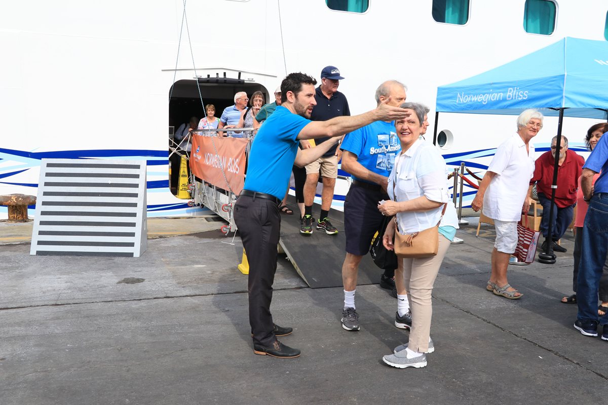 Cada turista que viaja en crucero gasta alrededor de US$75 durante su visita. (Foto Prensa Libre: Carlos Paredes)