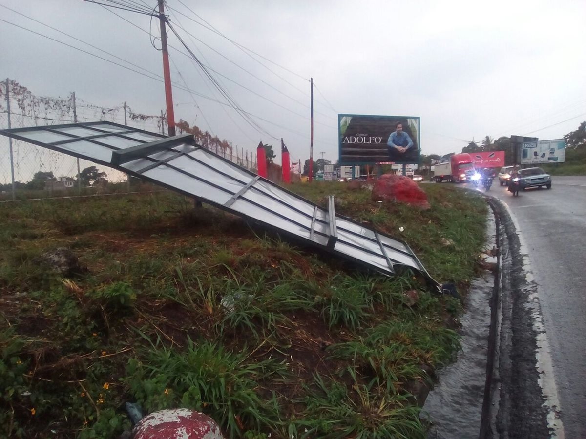 Valla cae en la ruta a Mazatenango, Suchitepéquez. (Foto Prensa Libre: Melvin Popá)