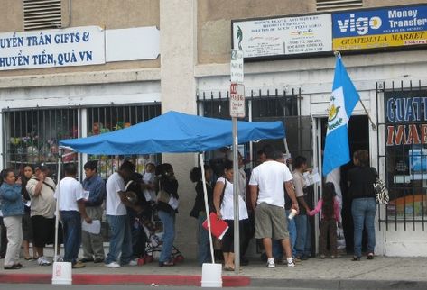 Migrantes guatemaltecos tramitan pasaporte en San Diego, California.