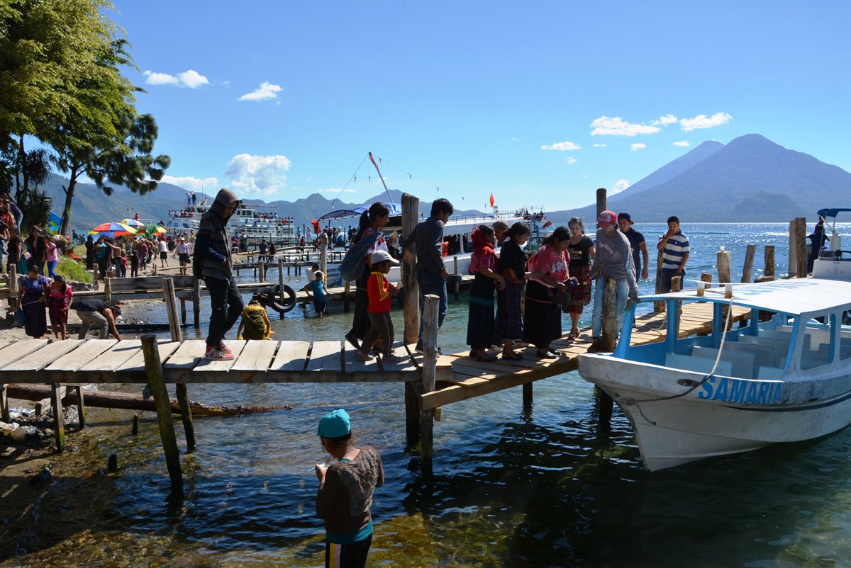 Miles de guatemaltecos visitaron el Lago de Atitlán, en Sololá. (Foto Prensa Libre: Édgar René Sáenz)