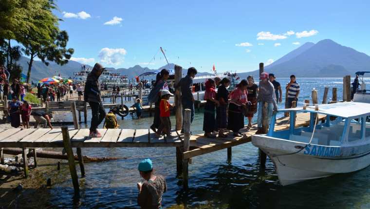 Miles de guatemaltecos visitaron el Lago de Atitlán, en Sololá. (Foto Prensa Libre: Édgar René Sáenz)