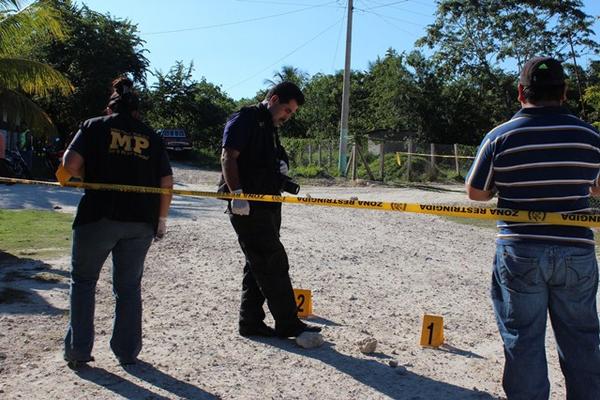 MP recaba evidencias del crimen. (Foto Prensa Libre: Rigoberto Escobar)<br _mce_bogus="1"/>
