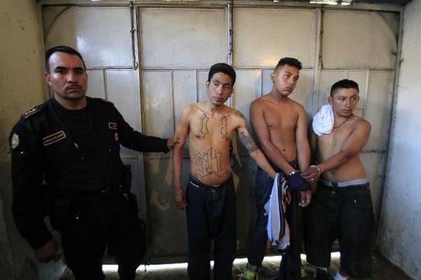 Los tres capturados se transportaban en una motocicleta y portaba dos pistolas. (Foto Prensa Libre: Erick Ávila)
