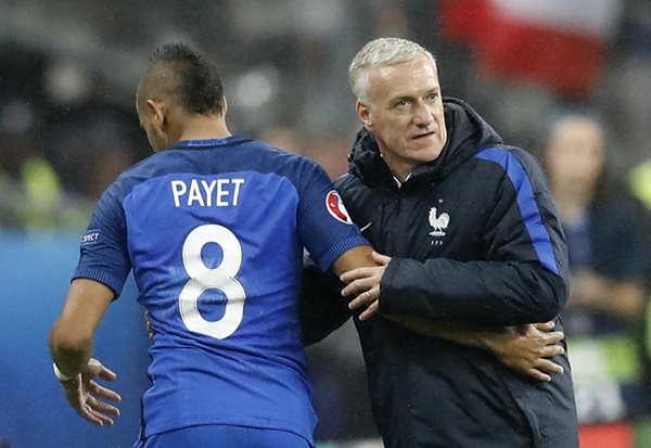 Didier Deschamps, técnico de Francia, saluda al mediocampista Dimitri Payet, en el juego que su selección derrotó a Islandia (Foto Prensa Libre: AP)