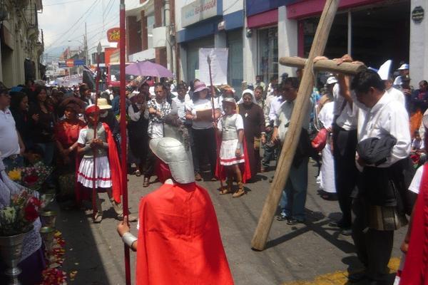 Aspecto de los participantes en el viacrucis del migrante que se efectuó en San Marcos. (foto Prensa Libre: Genner Guzmán)