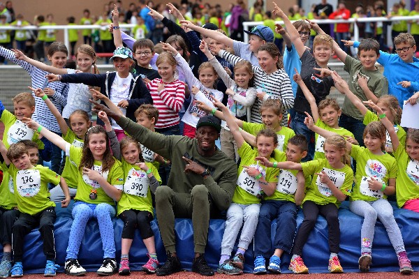 Bolt comparte con unos niños en Praga, donde se correrá el mitin de Ostrava. (Foto Prensa Libre: AFP)