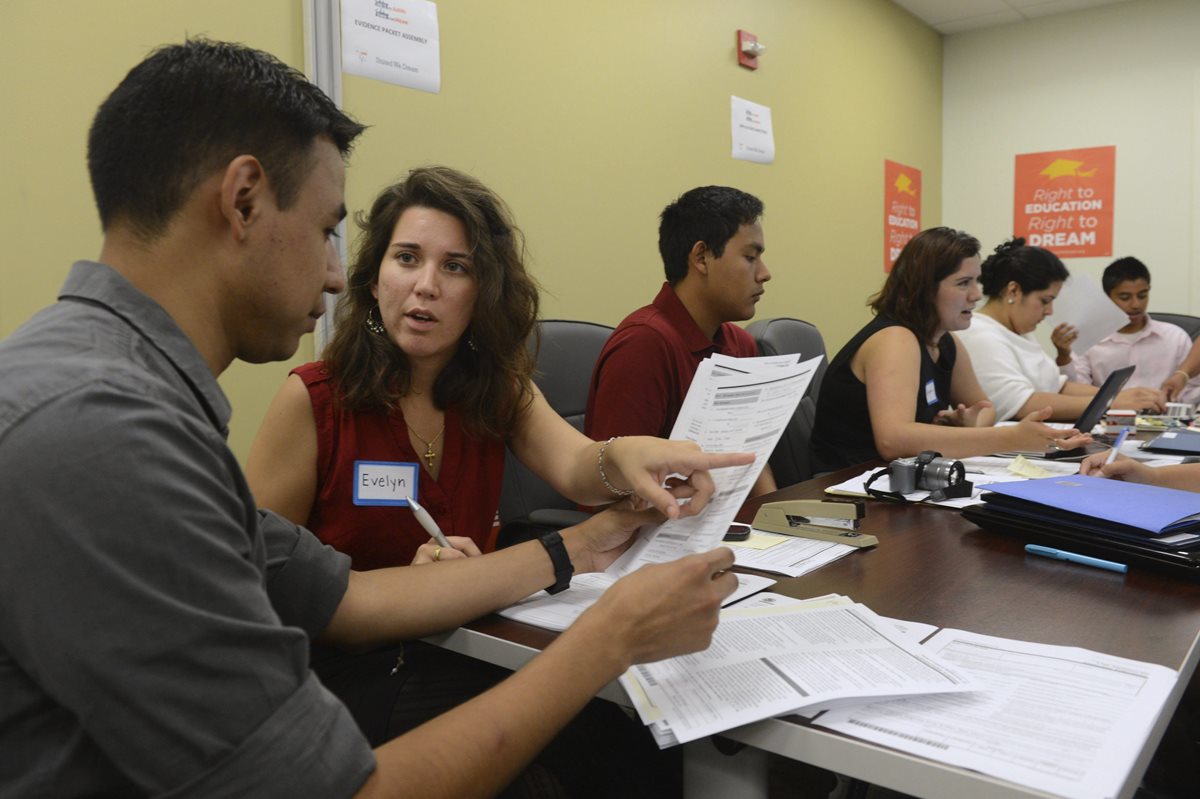 Jóvenes indocumentados llenan formularios para el programa de Acción Diferida.(AP).