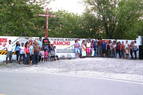 Vecinos de El Rancho frente a uno de los murales que pintaron en la entrada a la comunidad. (Foto Prensa Libre: Héctor Contreras)<br _mce_bogus="1"/>