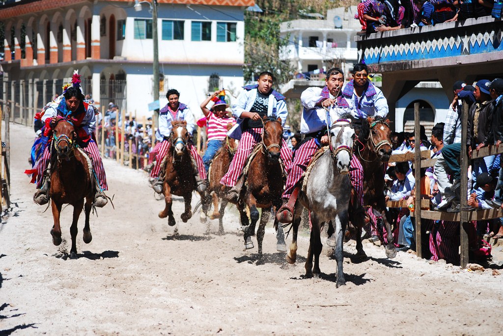 Pobladores de Todos Santos Cuchumatán, Huehuetenango, alquilan caballos para participar en La Carrera de las Ánimas, que se celebra cada 1 de noviembre. (Foto Prensa Libre: Mike Castillo)