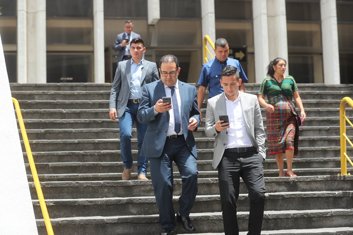 Samuel y José Manuel Morales, hermano e hijo del presidente Jimmy Morales, salen de Torre de Tribunales luego de que terminara la diligencia de hoy. (Foto Prensa Libre: Erick Avila)