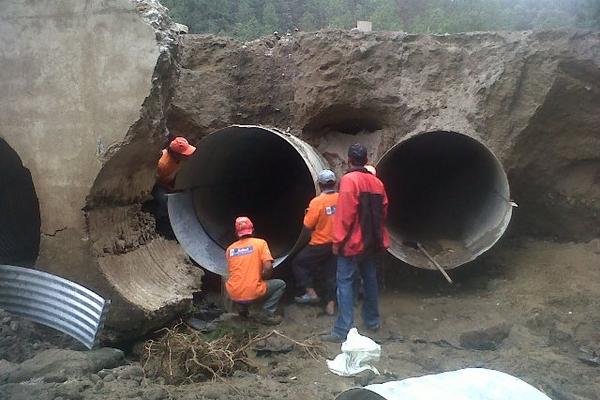 Empleados de Covial cambian tubos en el km 174 de la ruta Quiché-Totonicapán. (Foto Prensa Libre: Óscar Figueroa)