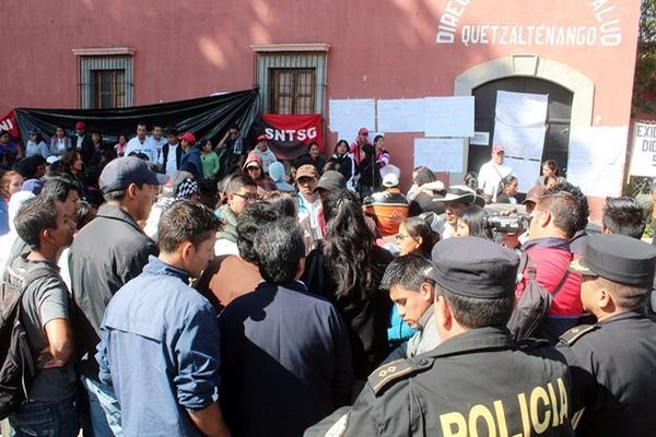 Empleados de Salud de Quetzaltenango permanecen frente a las oficinas del Área de Salud. (Foto Prensa Libre: Carlos Ventura) <br _mce_bogus="1"/>